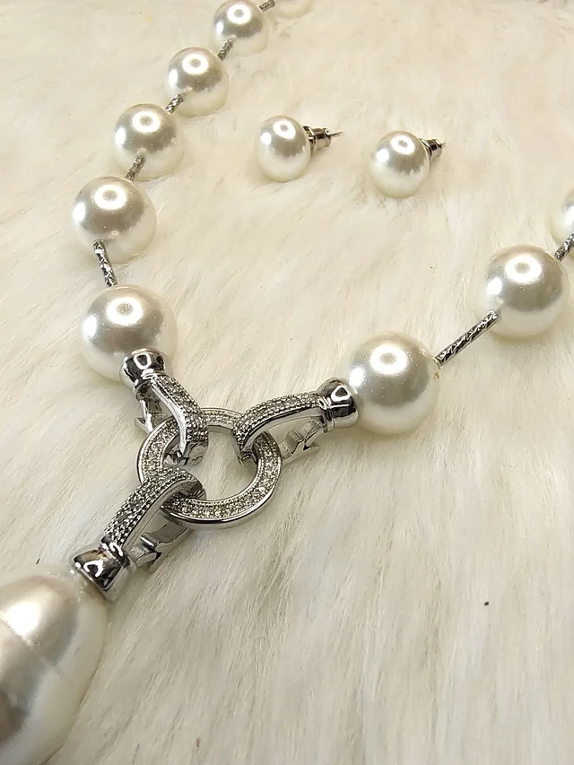 White Pearl Hanging Necklace 