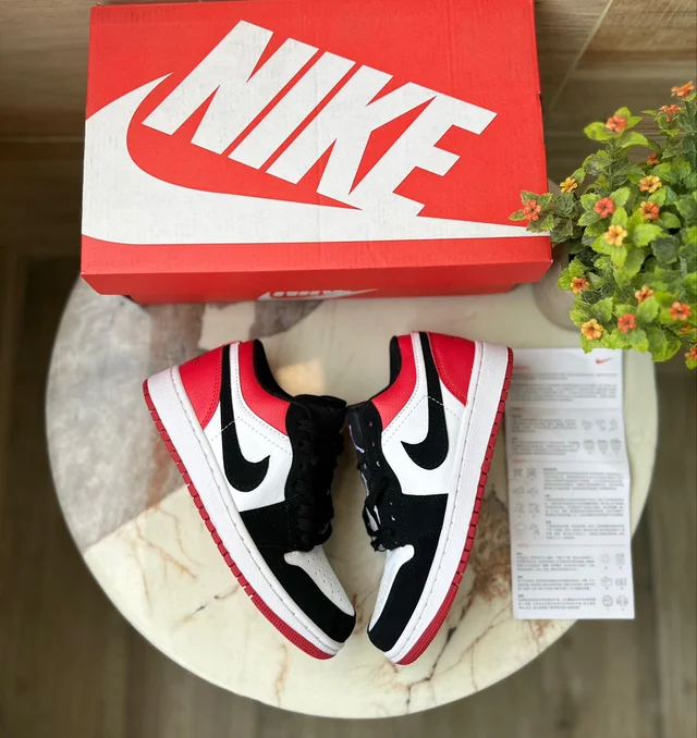 Jordans Retro 1 Low Black Toe