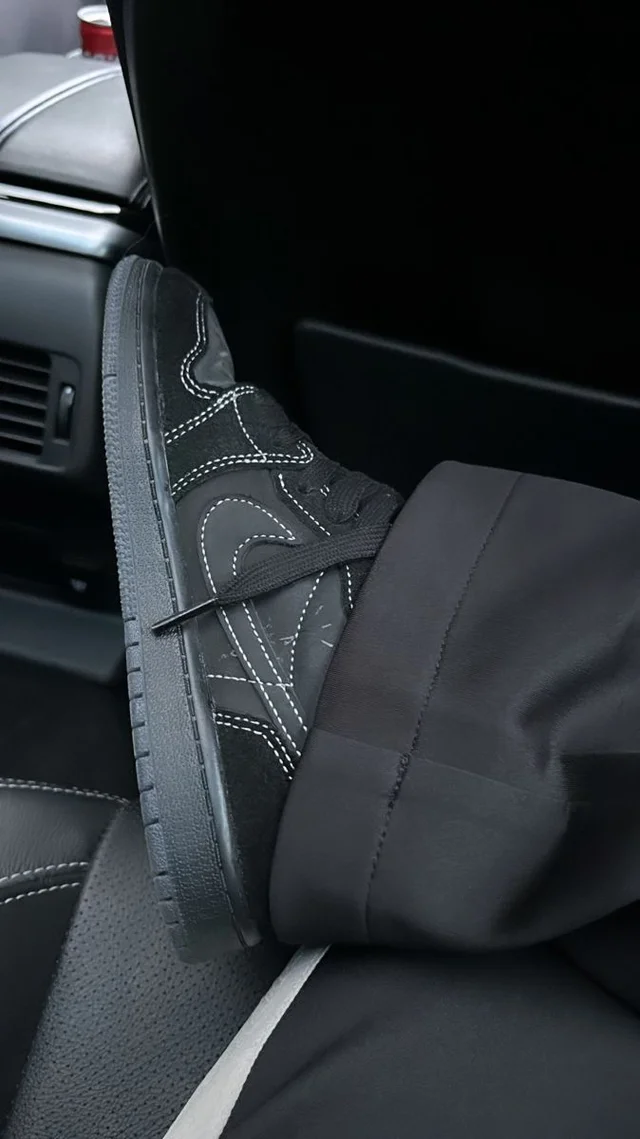 Jordans Retro 1 Black Mid Phantom