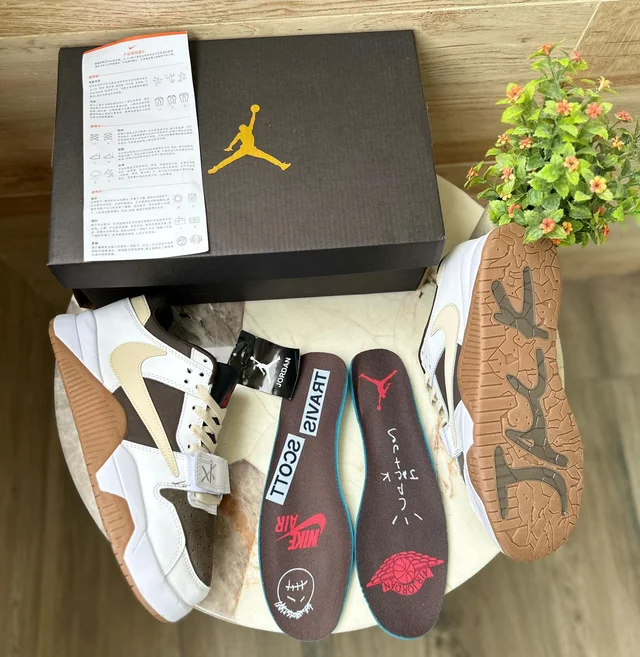 Air Jordan Retro Travis Scott