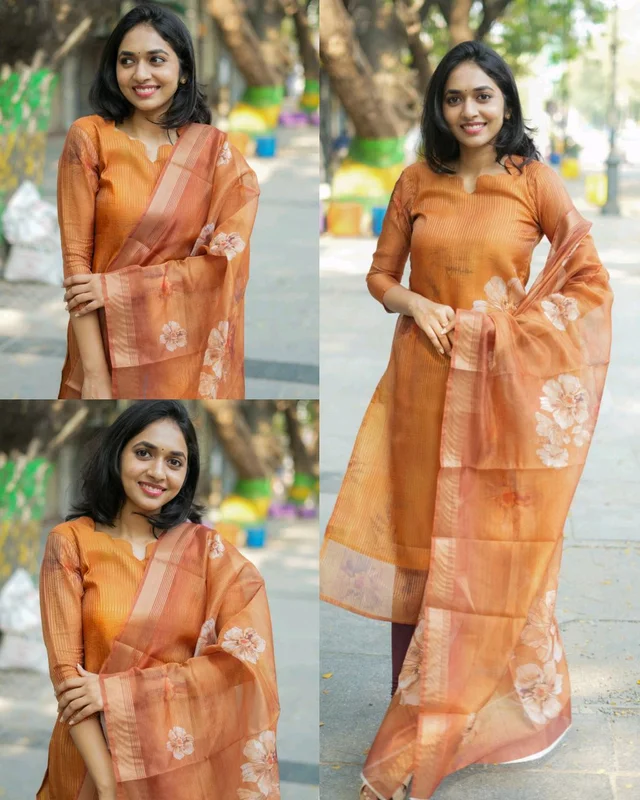 Trendy Women's Chanderi Silk Kurti Set - M