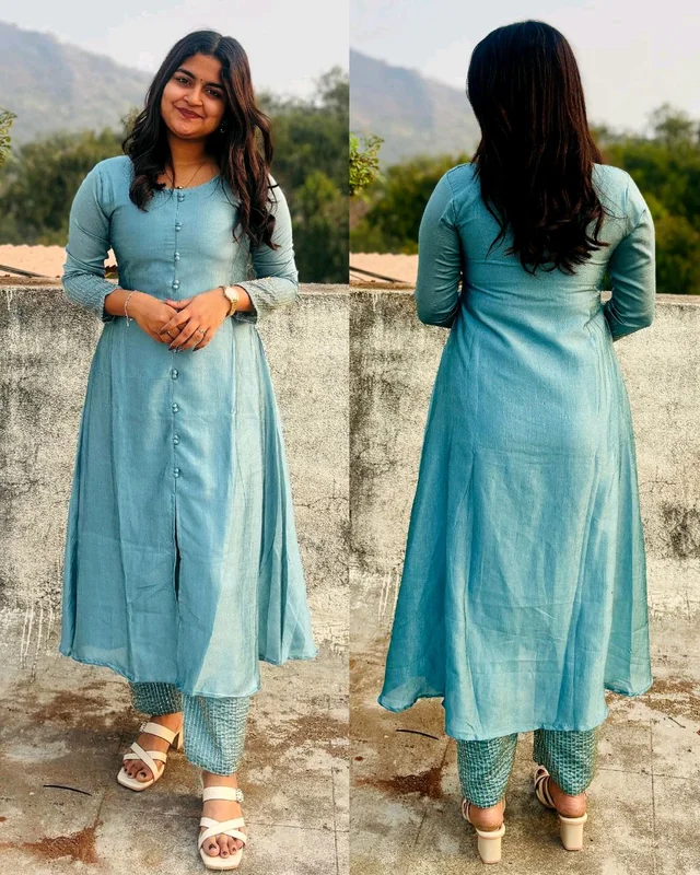 Crafted in luxurious blooming this elegant A-line kurta set is adorned with beautiful sleeve and pant handwork this work highlight rich look of the outfit
- XL, Jungle Mist