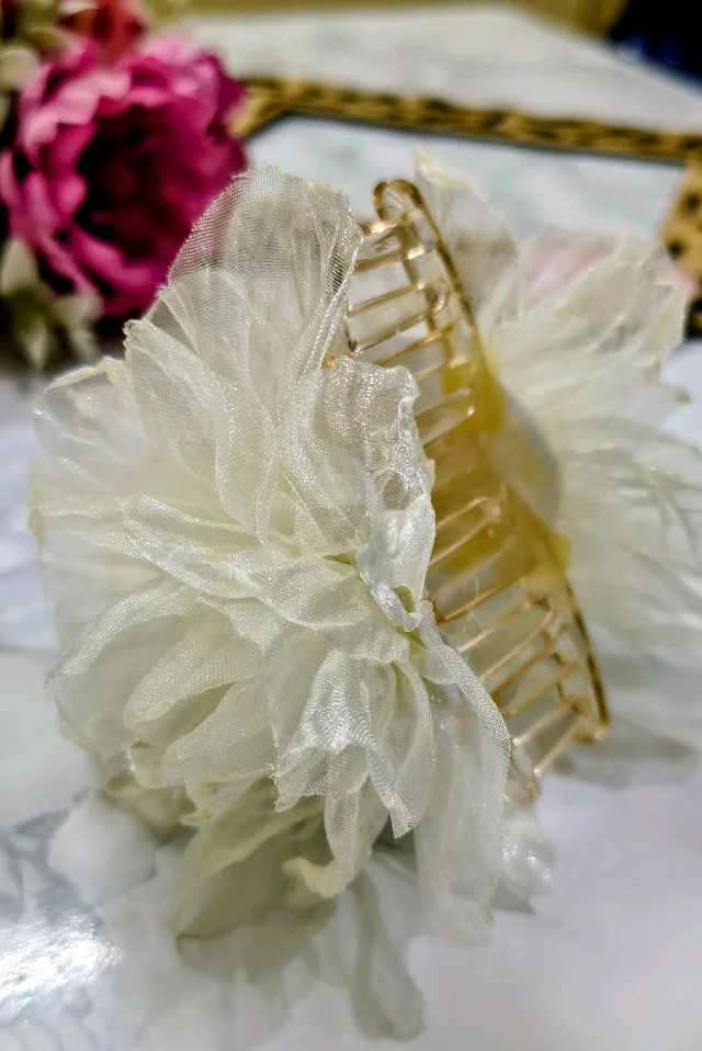 SHEER PEONY CLAW CLIPS - Cream