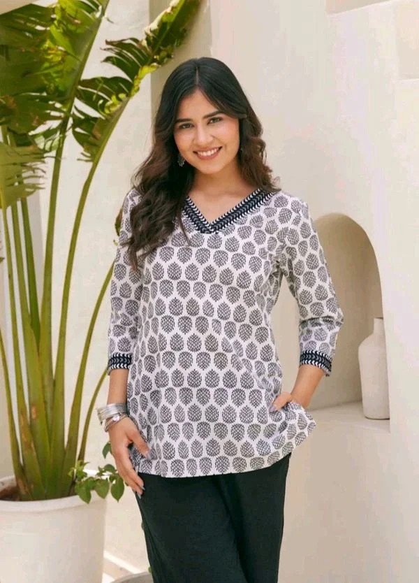 Black Jaal Floral Print Top Cotton V-Neck Short Kurti Tunic for Women - Thistle, XS