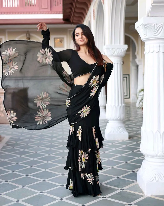 Kiyana Black Handpainted Chinon Pre Draped Saree - Free Size, Black