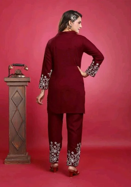 Women's Floral Embroidered Kurta Set with Pants, Maroon, 3/4 Sleeve - M, Maroon