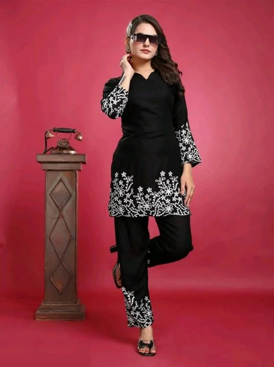 Women's Floral Embroidered Kurta Set with Pants, Maroon, 3/4 Sleeve - M, Black