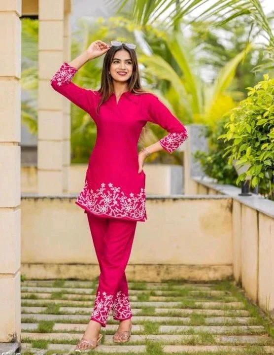 Women's Floral Embroidered Kurta Set with Pants, Maroon, 3/4 Sleeve - M, Pink