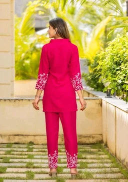 Women's Floral Embroidered Kurta Set with Pants, Maroon, 3/4 Sleeve - M, Pink