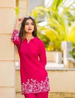 Women's Floral Embroidered Kurta Set with Pants, Maroon, 3/4 Sleeve - M, Pink