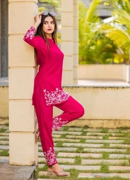 Women's Floral Embroidered Kurta Set with Pants, Maroon, 3/4 Sleeve - M, Pink