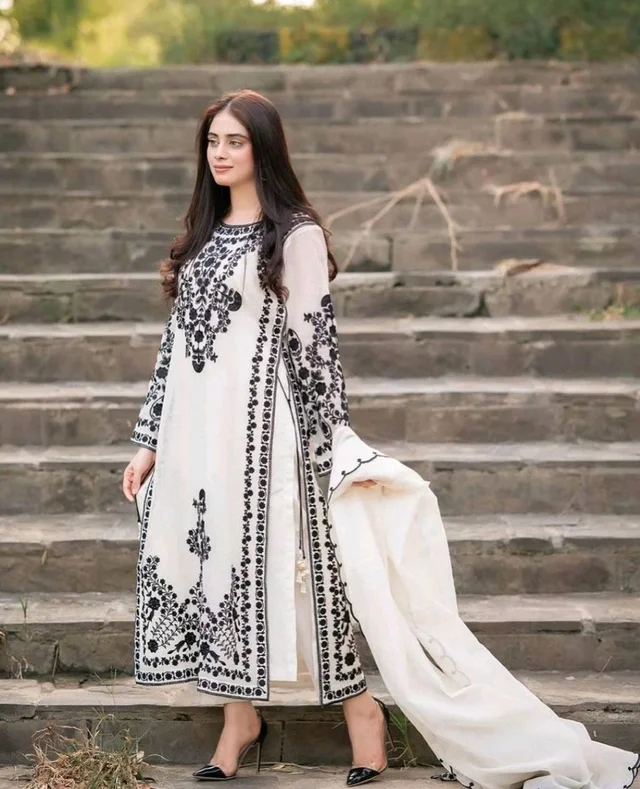 Marvelous White Color Thread Work Salwar Suit - M, White