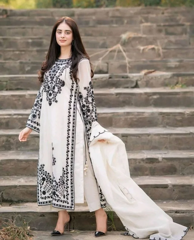 Marvelous White Color Thread Work Salwar Suit - XXL, White