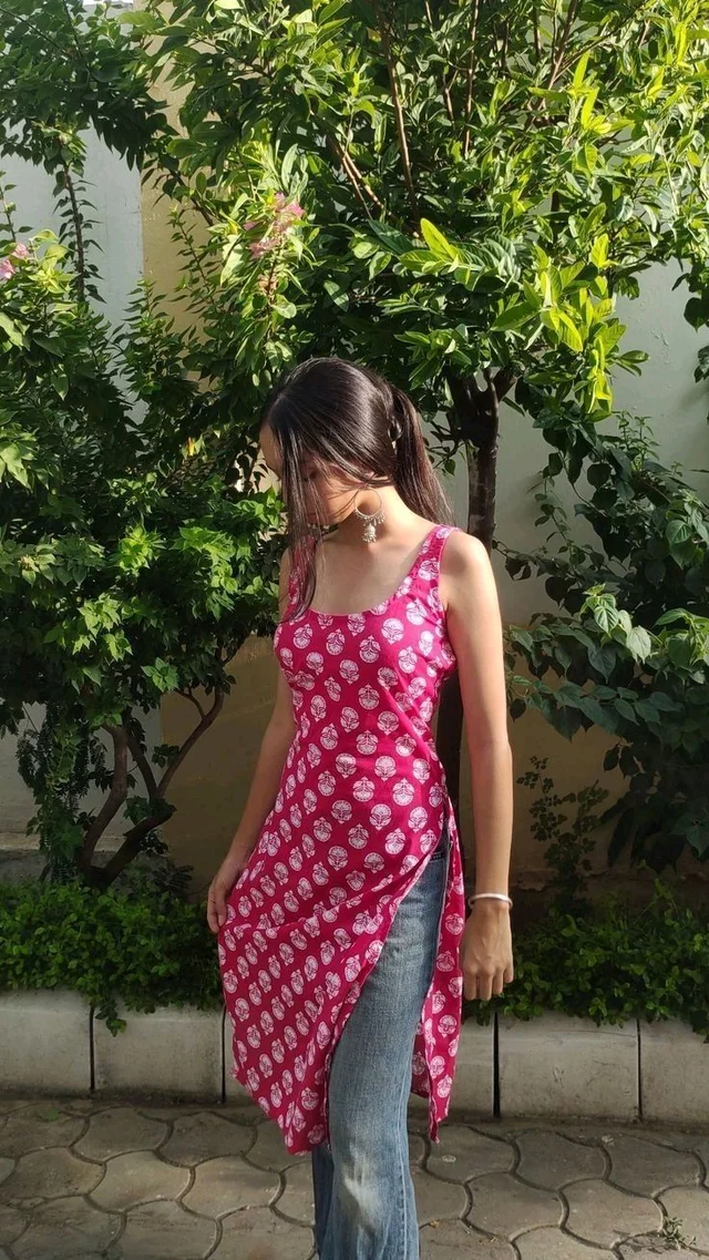 Women's Rayon Printed Sleeveless Kurta
- M, French Rose