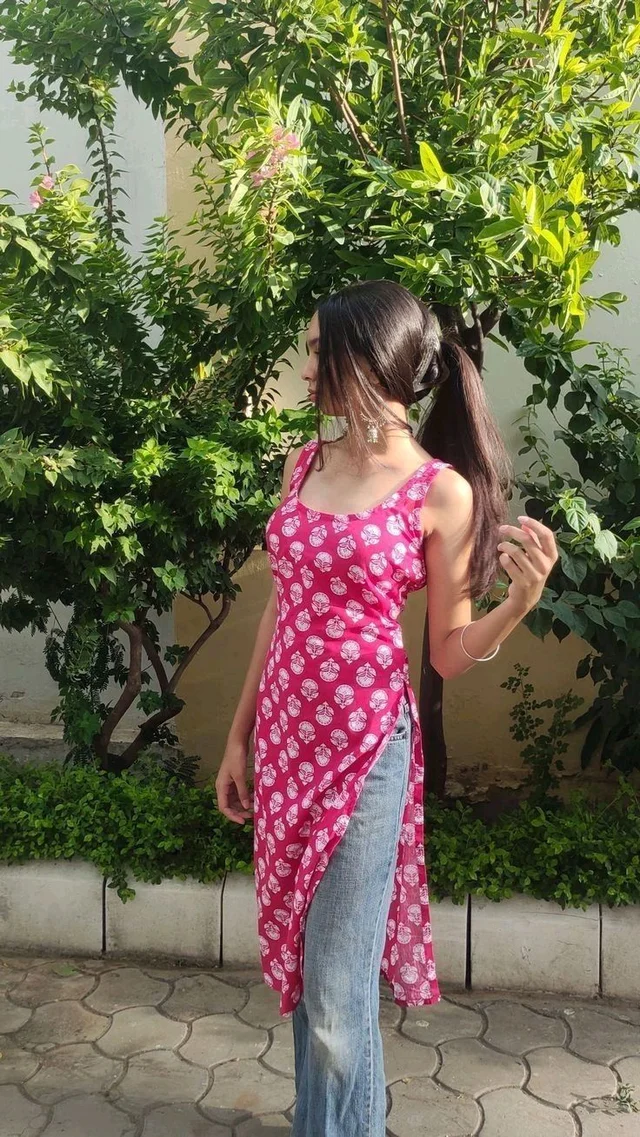 Women's Rayon Printed Sleeveless Kurta
- XL, French Rose