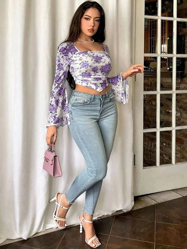 Women Floral Printed Bell Sleeve Square Neck Slim-Fit Crop Top - S, Wisteria