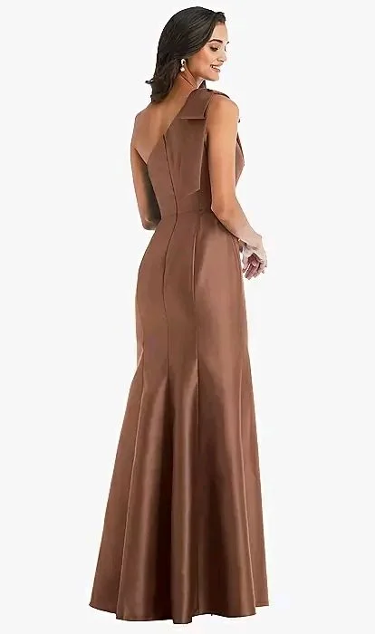 Bow One-Shoulder Satin Trumpet Gown in Cognac - XL, Brown