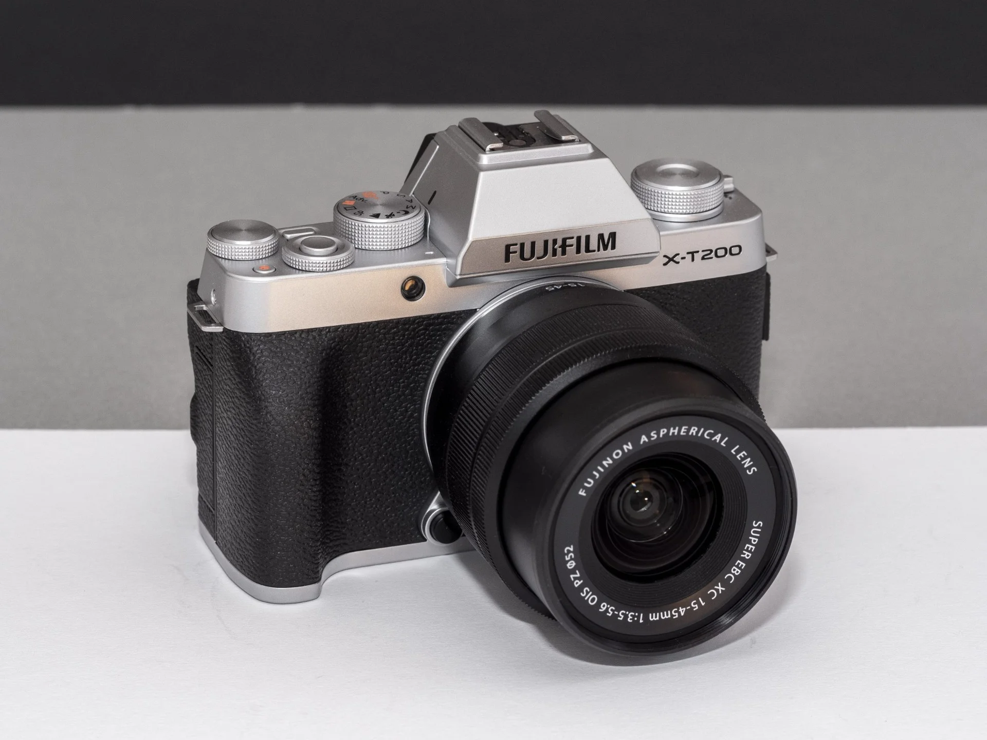 FUJIFILM XT 200 WITH 15-45 | Best beginner camera with flip screen