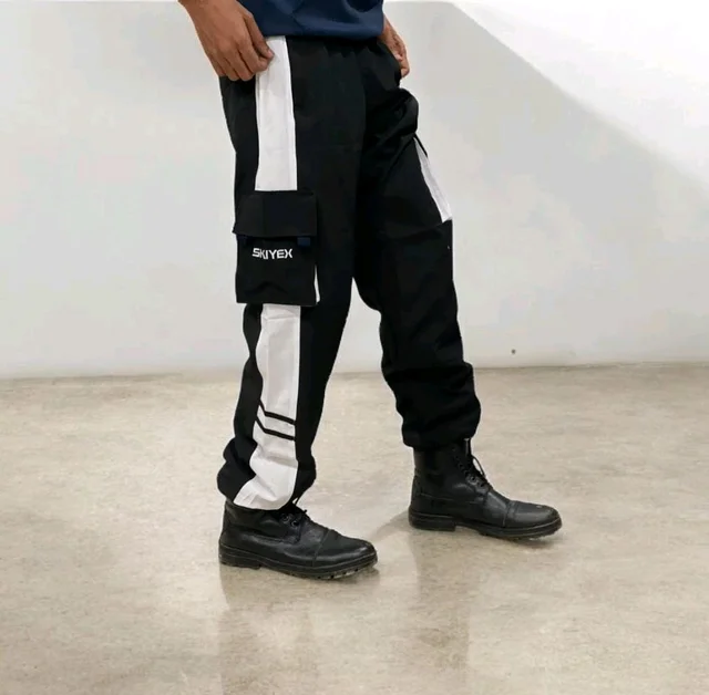The Parachute Baggy Lower pants are a versatile and practical choice for casual wear - Xl