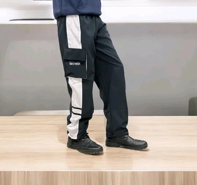 The Parachute Baggy Lower pants are a versatile and practical choice for casual wear - XXl