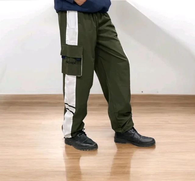 The Parachute Baggy Lower pants are a versatile and practical choice for casual wear - XXl