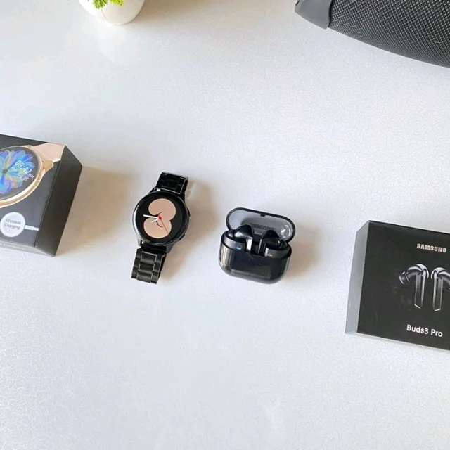 Most Awaited Budget Combo | Active 2 Amoled Display Smartwatch And Buds 3 Pro Best Quality Earphone
- Black