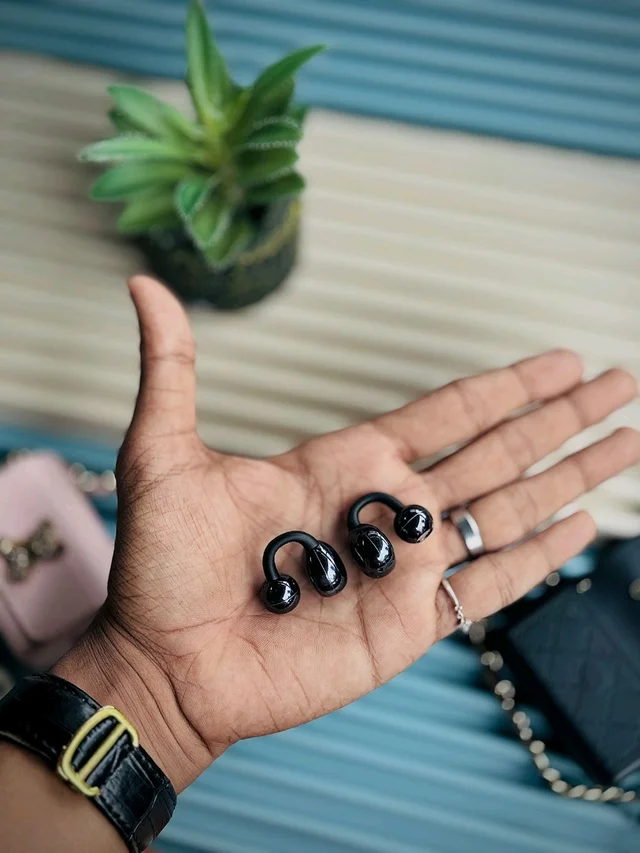 CYXG Q69 Wireless Clip-On Earbuds: 72-Hour Battery Life, Extra Bass & Mini Purse Case with Chain - Black