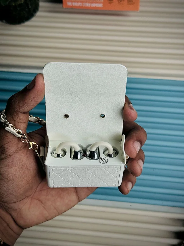CYXG Q69 Wireless Clip-On Earbuds: 72-Hour Battery Life, Extra Bass & Mini Purse Case with Chain - White