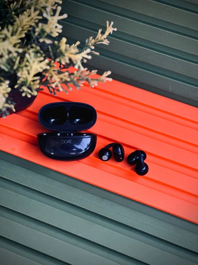 boAt 230 Wireless Earbuds: Low Latency, HD Sound & Environmental Noise Cancellation - Black