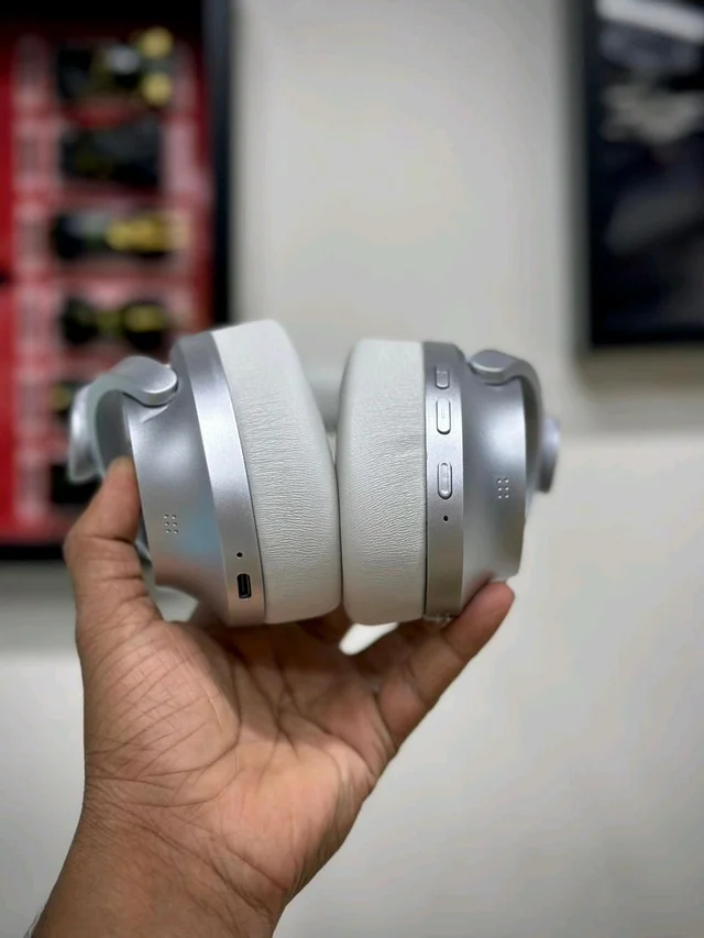 Noise Master Buds MAX Bluetooth Headphones - White