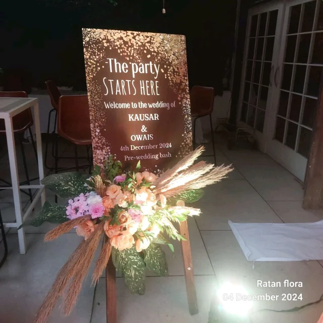 Welcome Bord Print & Artificial Flower