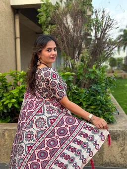 Jyotsna Maam Inspired Off-White Premium Ajrakh Saree with Royal Boota Prints and Exquisite Ornamental Border Art - Free, Off White