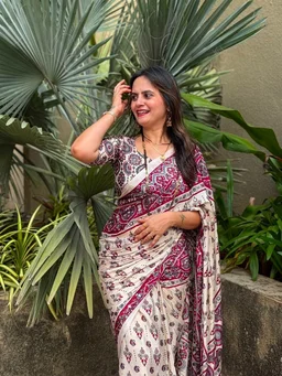 Jyotsna Maam Inspired Off-White Premium Ajrakh Saree with Royal Boota Prints and Exquisite Ornamental Border Art - Free, Off White