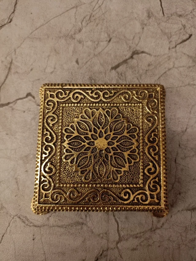 DecorsOne Brass Square Floral Chowki 1''