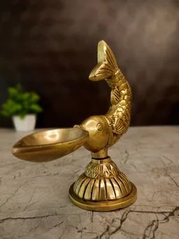 DecorsOne Brass Fish Holding Single Face Diya 5.5"