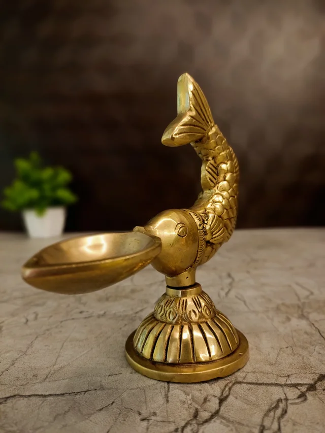 DecorsOne Brass Fish Holding Single Face Diya 5.5"