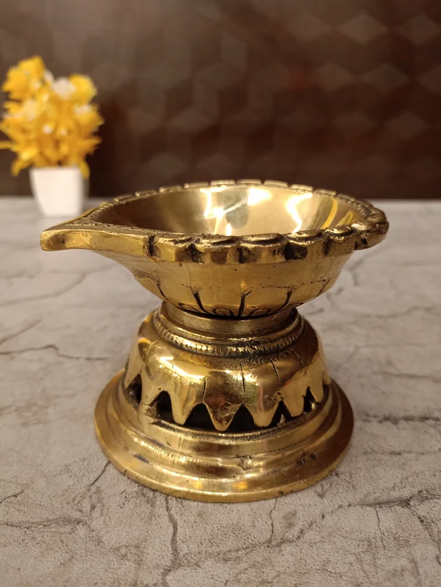 DecorsOne Brass Lotus Diya Small 1"