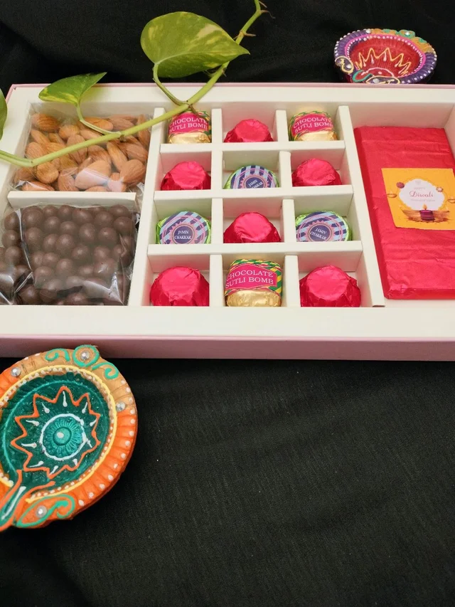 Chocolate Gift Packs Contains 100 Gm Almond,100 Gm Nutties Mini,12 Assorted Chocolate,1 Fruit And Nut Bar