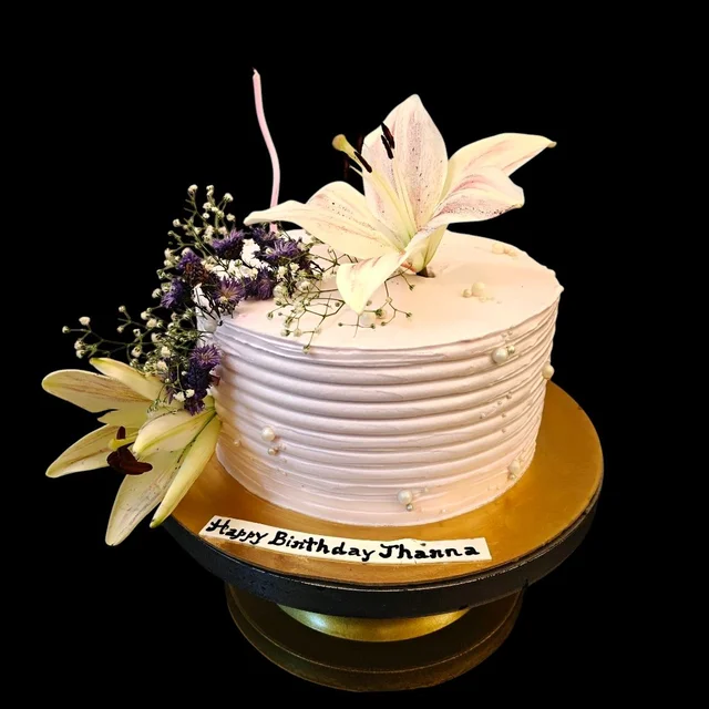 Theme Cake With Fresh Flowers 