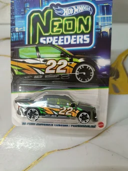 Hot Wheels Hotwheels Neon Speeders | '22 FORD MAVERICK CUSTOM / PERSONNALIS | 3:8 | SILVER SERIES | HLH72