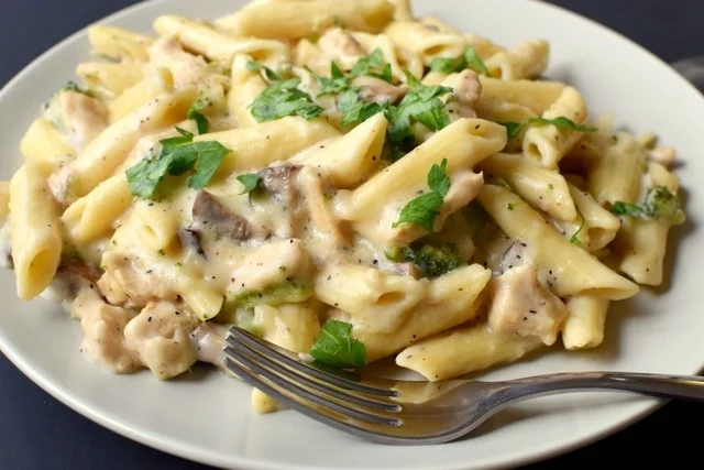 White Sause Chicken Pasta - Regular