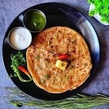Aloo Pyaaz Paratha (2 parathas + dahi + chutney)