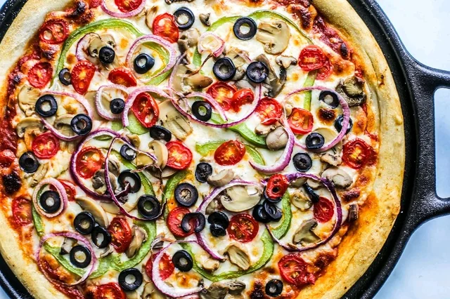 Deluxece Veggie Pizza 