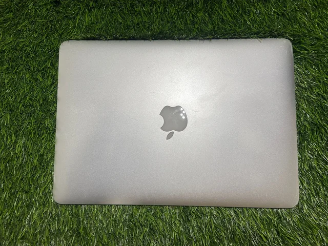 Apple (Refurbished) MacBook Air A1466 (13.3” Screen, 4GB RAM, 128GB SSD, macOS Monterey) - Silver
