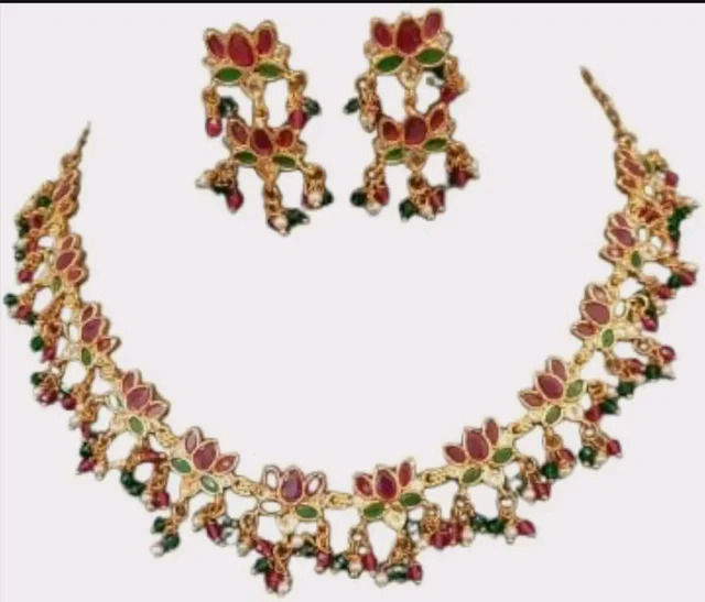 Traditional Indian Jewellery Set with Lotus Design, Gold-Plated Necklace and Earrings, Red and Green Stones with Pearl Beads