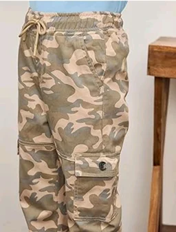 Amazon Brand - Symbol Boy's Cotton Cargo Jogger | Elasticated Waistband and Cuff | Stretchable | Age 2-14 Years
- 6-8 Y, Khaki como