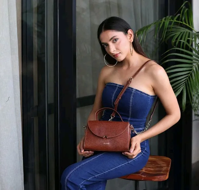 COLETTE SLING BAG TAN LIZARD
Genuine Leather