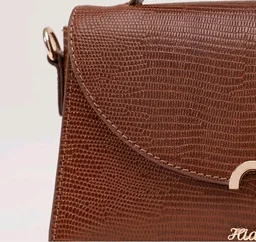 COLETTE SLING BAG TAN LIZARD
Genuine Leather