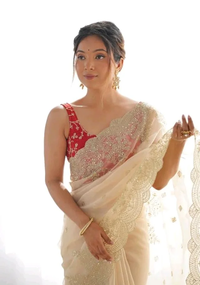 Brand: SARETRA MALL
4.0 out of 5 stars 1
SAREEZAA Women's Shimmer Organza Foil Droplets With Bead Saree with Unstitched Blouse Piece