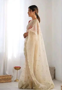 Brand: SARETRA MALL
4.0 out of 5 stars 1
SAREEZAA Women's Shimmer Organza Foil Droplets With Bead Saree with Unstitched Blouse Piece